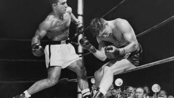 Rocky Marciano, aquí apaleando a Roland La Starza en una pelea de 1953, se retiró como campeón invicto con 49-0.