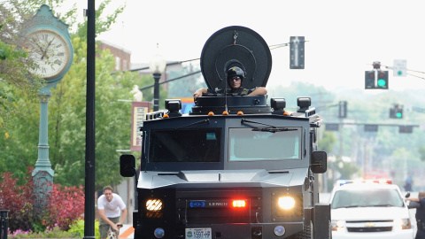 Un vehículo de tácticas especiales ronda las calles de Ferguson, Missouri, durante una protesta que se llevó a cabo en agosto de 2014.