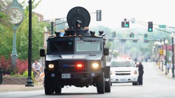 Un vehículo de tácticas especiales ronda las calles de Ferguson, Missouri, durante una protesta que se llevó a cabo en agosto de 2014.