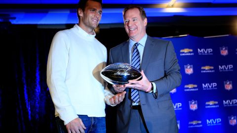 Tom Brady y el comisionado Roger Goodell un día después del Super Bowl XLIX en Phoenix.