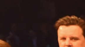 Tom Brady saluda al dueño de los Patriots, Robert Kraft, durante la función de Mayweather vs. Pacquiao.