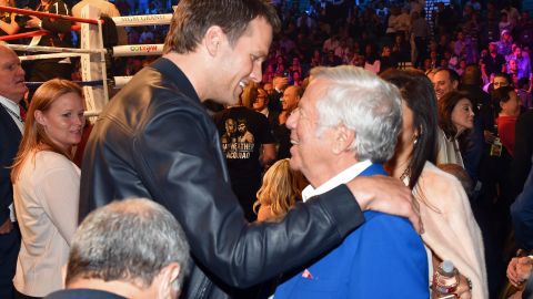 Tom Brady saluda al dueño de los Patriots, Robert Kraft, durante la función de Mayweather vs. Pacquiao.