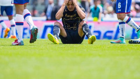 El jugador de Pumas, Gerardo Alcoba, reacciona tras la derrota de ayer ante Cruz Azul en CU.