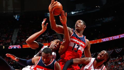 John Wall (2) y  Kevin Seraphin (13), de los   Wizards, pelean el balón con  Al Horford de Atlanta durante el primer juego. Foto: Getty Images