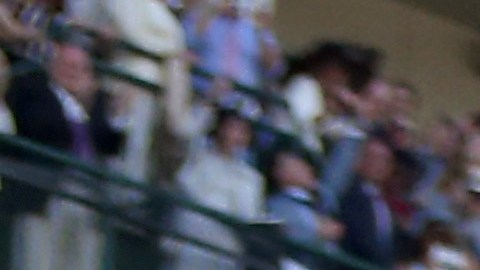 Víctor Espinoza cruza la meta del 141 Derby de Kentucky, su tercer triunfo de la carrera de caballos más importante.