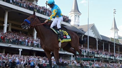 Víctor Espinoza cruza la meta del 141 Derby de Kentucky, su tercer triunfo de la carrera de caballos más importante.