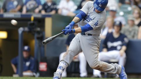 Yasmani Grandal conecta así uno de sus dos cuadrangulares de tres carreras.