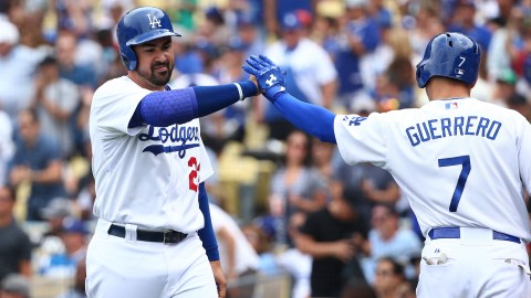 Adrian Gonzalez anota la carrera de los Dodgers y es felicitado en home por Alex Guerrero.