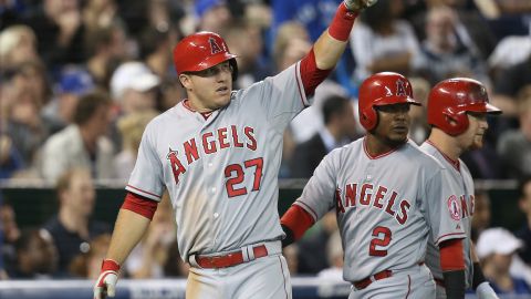 Mike Trout reacciona tras anotar una carrera para los Angels en el triunfo de su equipo contra Toronto.