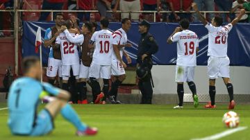Jugadores del Sevilla celebran uno de sus goles del jueves contra Fiorentina.