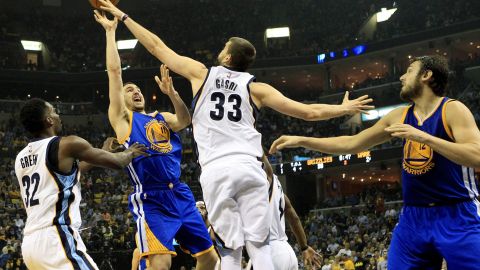 Marc Gasol, de los Grizzlies, bloquea el intento de Klay Thompson, de los Warriors.