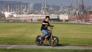 Las refinerías de petróleo contribuyen al problema de la contaminación del aire./AURELIA VENTURA