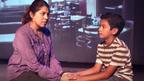 Blanca Melchor (izq.) y OlinTonatiuh en una escena de 'An L.A. Journey'.