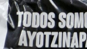 Padres de las víctimas se manifiestan frente a la cancillería en Buenos Aires en 2015.