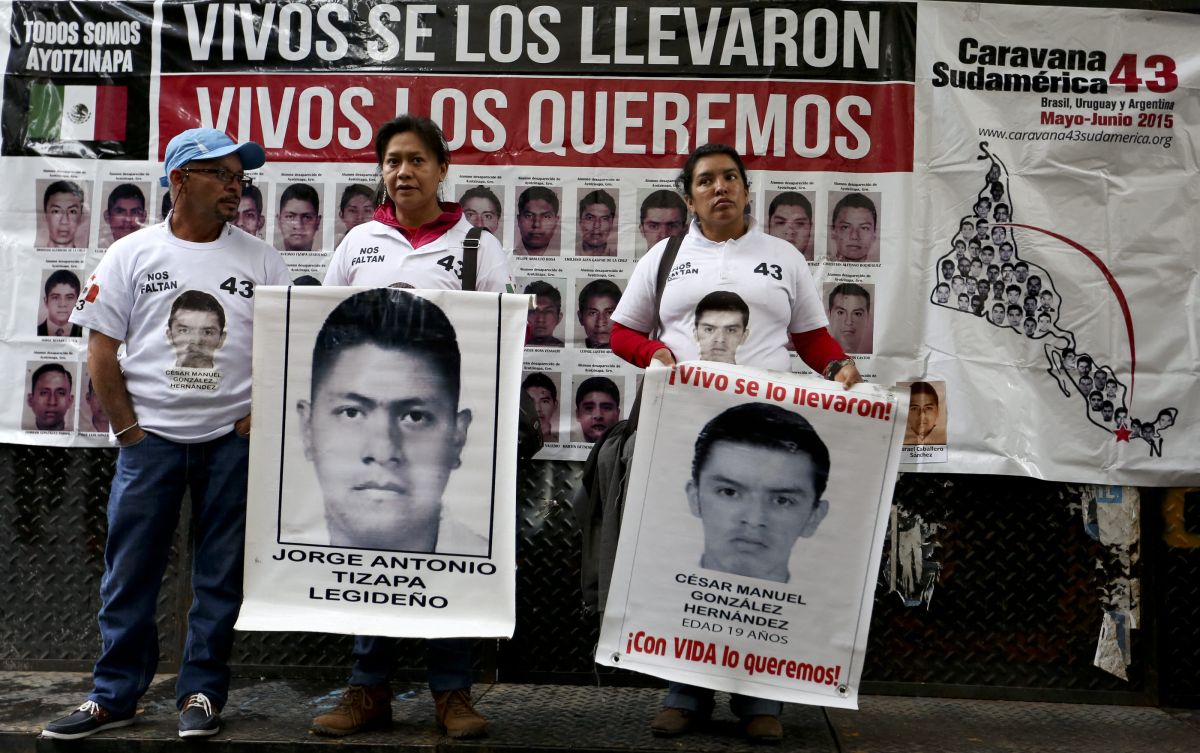 Padres de las víctimas se manifiestan frente a la cancillería en Buenos Aires en 2015.