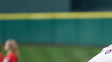 Saúl Álvarez lanza la pelota de béisbol el miércoles en el estadio de los Astros de Houston, que el sábado será sede de su pelea contra James Kirkland.