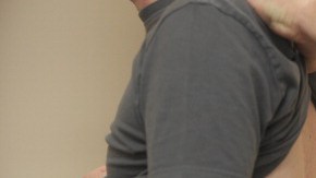 Miles de pacientes habrían recibido piezas de implante falsas en cirugías de la columna, alega demanda.