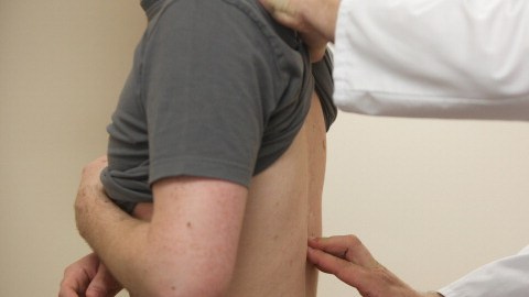 Miles de pacientes habrían recibido piezas de implante falsas en cirugías de la columna, alega demanda.