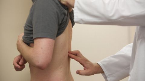 Miles de pacientes habrían recibido piezas de implante falsas en cirugías de la columna, alega demanda.