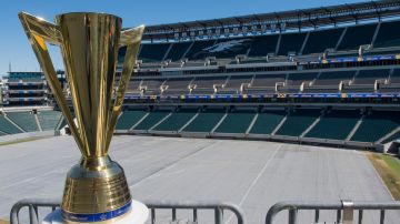 El trofeo para el campeón de la Copa Oro luce majestuoso en el Financial Field, una de las sedes del torneo. /MEXSPORT