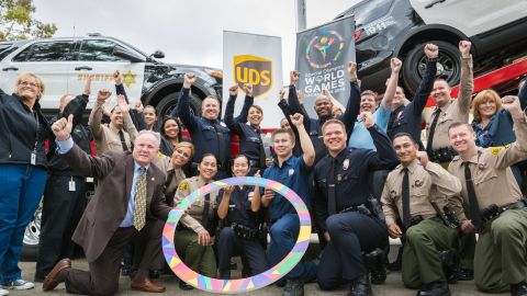 Miembros del LAPD y el Sheriff del Condado LA posan con representantes de LA2015 y los vehículos que fueron enviados a la Costa Este.