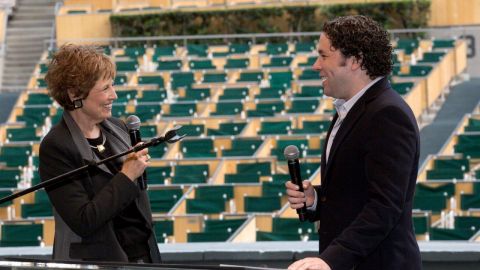 Deborah Borda, presidente de la Filarmónica de LA, junto a su director musical, Gustavo Dudamel, en la presentación de la temporada del Hollywood Bowl.