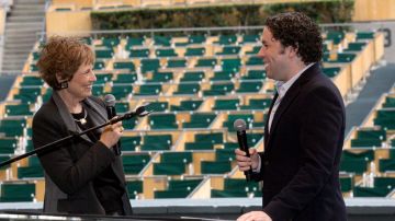 Deborah Borda, presidente de la Filarmónica de LA, junto a su director musical, Gustavo Dudamel, en la presentación de la temporada del Hollywood Bowl.