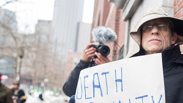 Un manifestante  en contra de la pena de muerte.