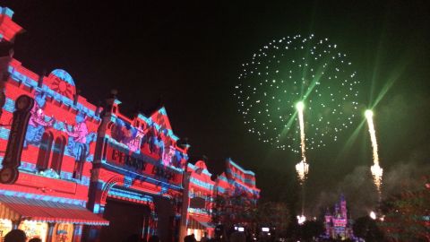 Los fuegos artificiales Disneyland Forever son el centro de atención de la celebración.