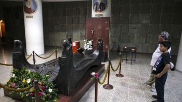 Feligreses salvadoreños visitan la cripta de monseñor Romero, en el interior de la Catedral Metropolitana en San Salvador.