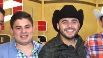 Gerardo Ortiz, de negro, en plena promoción de su nueva gira con Alfredito Olivas (izq.) y otros colegas.