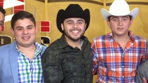 Gerardo Ortiz, de negro, en plena promoción de su nueva gira con Alfredito Olivas (izq.) y otros colegas.
