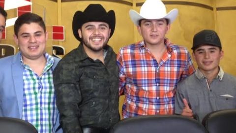 Gerardo Ortiz, de negro, en plena promoción de su nueva gira con Alfredito Olivas (izq.) y otros colegas.