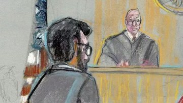 El agente aún sigue con el LAPD, pero no regresará a su puesto hasta la finalización del caso y luego de una investigación del LAPD:.