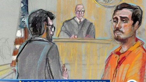 El agente aún sigue con el LAPD, pero no regresará a su puesto hasta la finalización del caso y luego de una investigación del LAPD:.