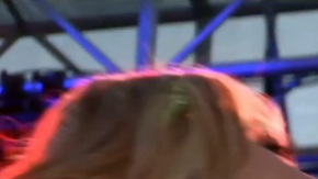 Marisol Terrazas besa a fanática en Long Beach Pride.