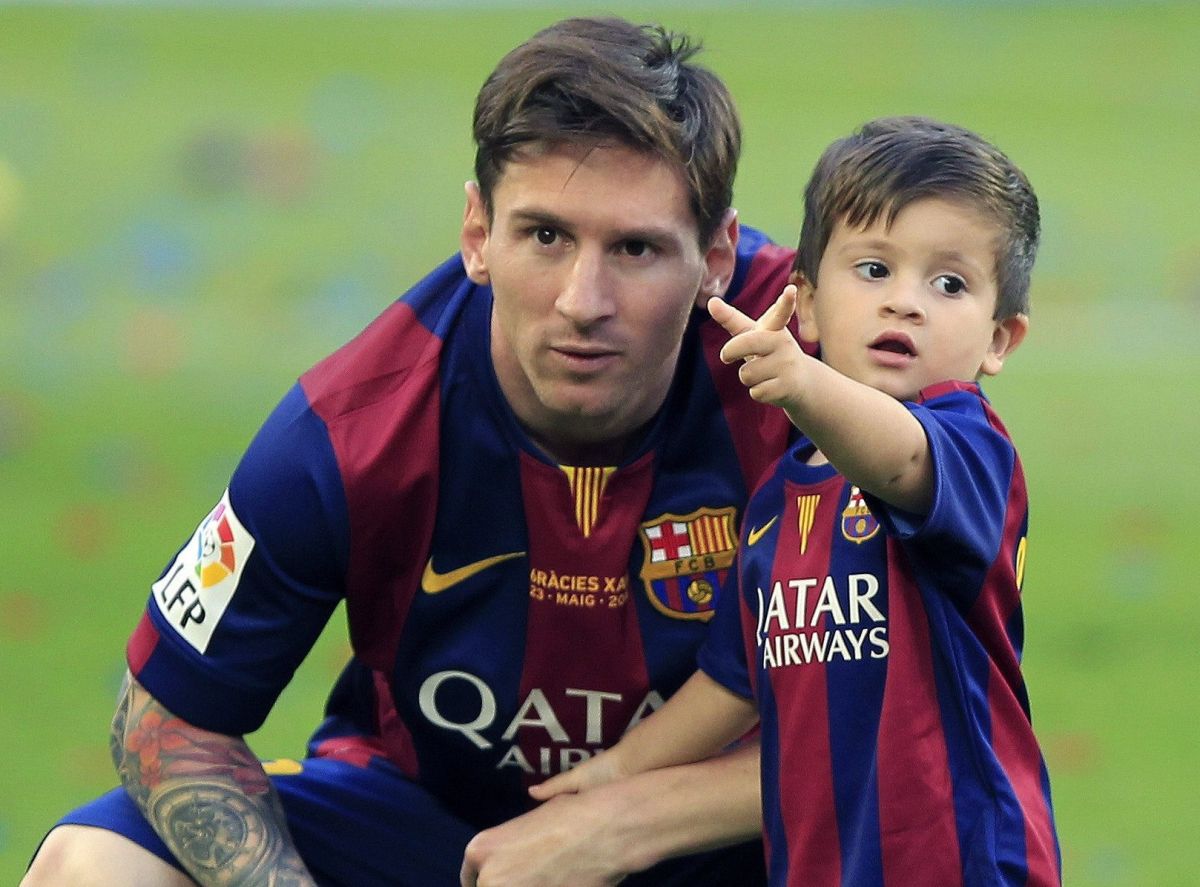 Leo Messi, con su hijo  mayor Thiago, durante la celebración de la conquista del título de Liga. /EFE