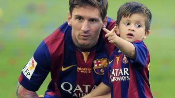 Leo Messi, con su hijo  mayor Thiago, durante la celebración de la conquista del título de Liga. /EFE