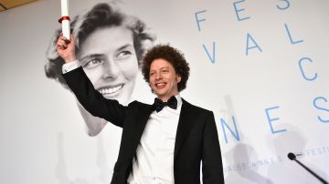 Michel Franco, el domingo, tras recoger su premio en Cannes.