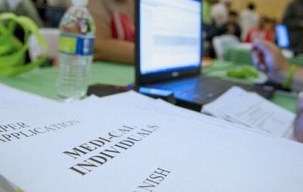 Para inscribirse una persona puede visitar una agencia de servicios sociales de su condado o una oficina de Medi-Cal.