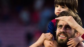 Gerard Piqué carga a su hijo Milan para celebrar el primer gol del pequeño y su triunfo en La Liga.