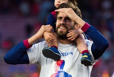 Gerard Piqué carga a su hijo Milan para celebrar el primer gol del pequeño y su triunfo en La Liga.