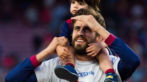 Gerard Piqué carga a su hijo Milan para celebrar el primer gol del pequeño y su triunfo en La Liga.