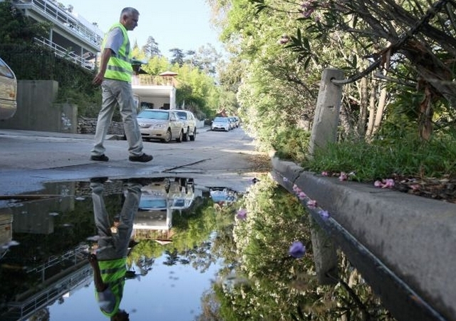 En Los Ángeles, los "Policías del agua" monitorean por despilfarros en las calles.