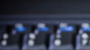 Muchos de los delitos llegan cuando los piratas cibernéticos acceden a bases de datos financieros de comercios y empresas./Shutterstock