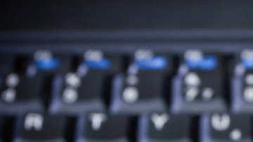 Muchos de los delitos llegan cuando los piratas cibernéticos acceden a bases de datos financieros de comercios y empresas./Shutterstock