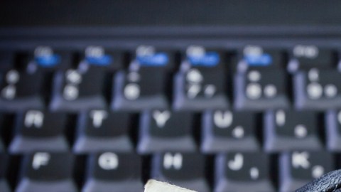 Muchos de los delitos llegan cuando los piratas cibernéticos acceden a bases de datos financieros de comercios y empresas./Shutterstock