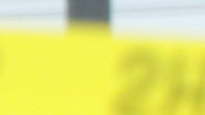 La Policía en Waco, Texas, recoje evidencias de veh'iculos estacionados en el restaurante donde se enfrentaron dos pandillas de moticiclistas el domingo pasado.