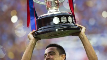 Xavi Hernández levanta el trofeo que le acredita al Barcelona como campeón de liga de la temporada 2014/15. /EFE