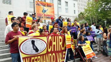 Activistas de Los Ángeles se congregaron frente al Ayuntamiento de Los Ángeles para pedir apoyo monetario para la comunidad inmigrante de California.